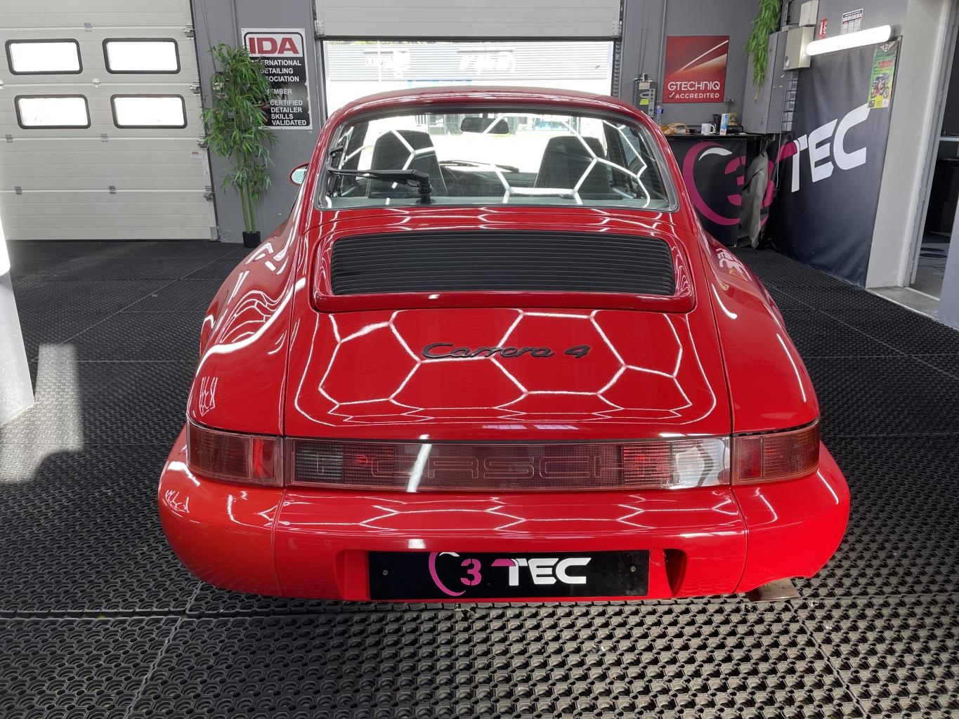 Traitement céramique Gtechniq Crystal Sérum Ultra garantie 9 ans sur une Porsche Carrera 4
