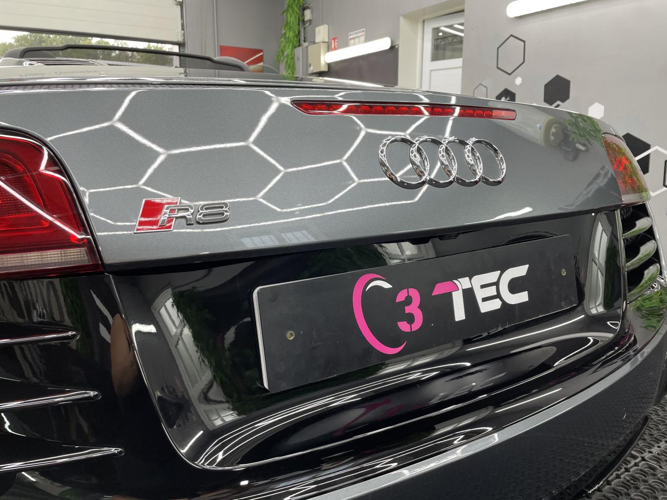 Traitement céramique Gtechniq Crystal Sérum Ultra garantie 9 ans, traitement de capote et traitement céramique des jantes sur une Audi R8 Spyder