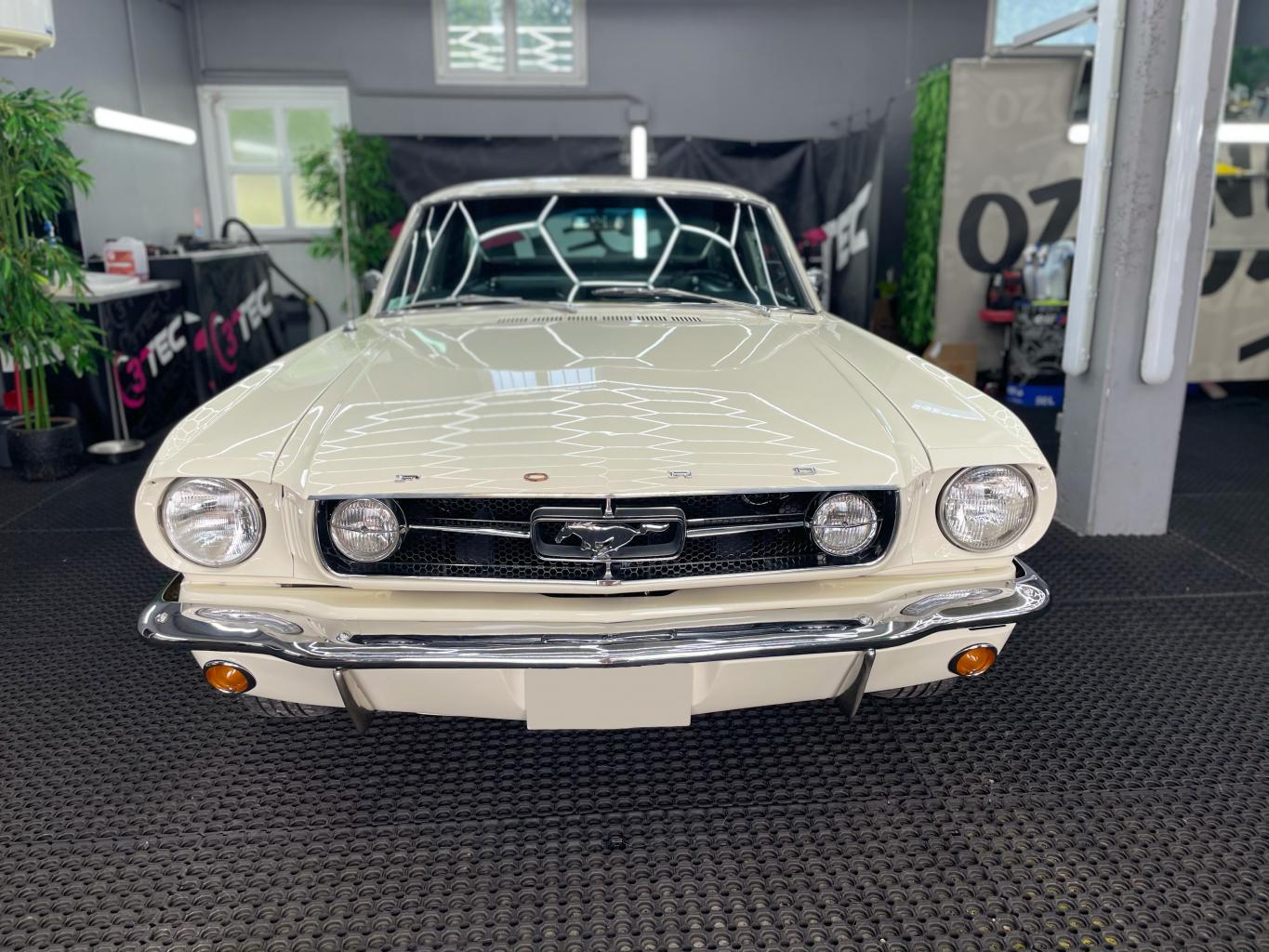 Traitement céramique Gtechniq Crystal Sérum Ultra garantie 9 ans sur une Mustang Fastback 1965