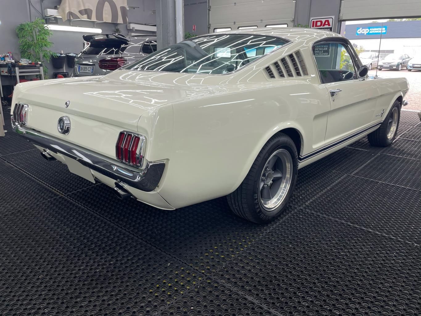 Traitement céramique Gtechniq Crystal Sérum Ultra garantie 9 ans sur une Mustang Fastback 1965