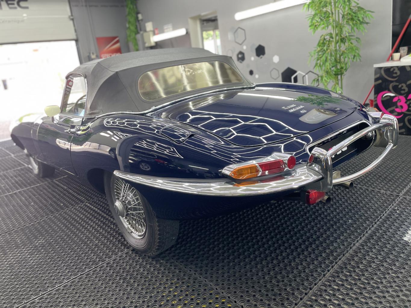 Traitement céramique Gtechniq Crystal Sérum Ultra garantie 9 ans sur une Jaguar Type E 1967