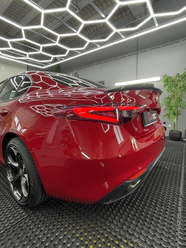 Traitement céramique GTechniq Crystal Sérum Light garantie 5 ans sur une Alfa Romeo Giulia