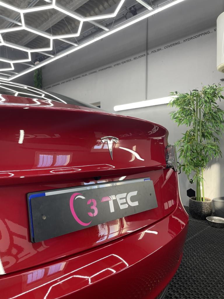 Traitement céramique GTechniq Crystal Sérum Ultra garantie 9 ans sur une Tesla Modèle 3