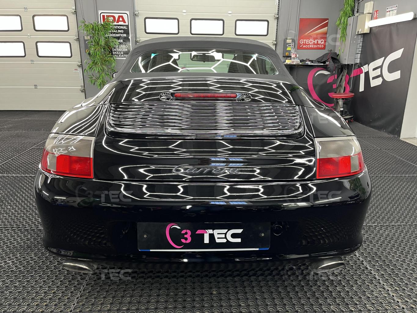 Traitement céramique GTechniq Crystal Sérum Ultra garantie 9 ans sur une Porsche Carrera S